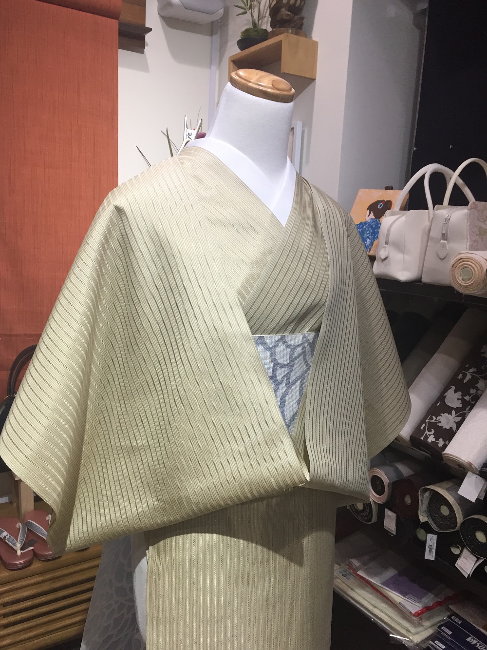 単衣から夏のシーズンに最適な着物 上品でエレガントな装いを演出する新アイテム「信州上田紬」の風合いを感じて下さい。