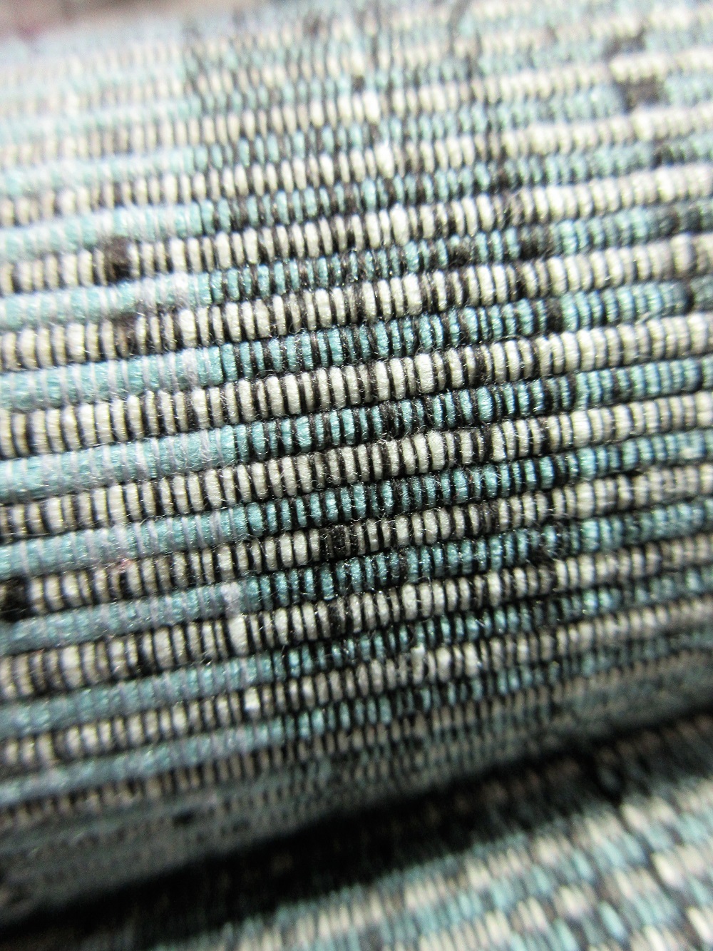 憧れの本場結城紬、手紡ぎ真綿糸をタテ・ヨコ全てに使用された手織りの
