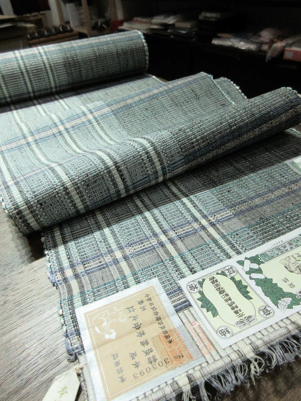 憧れの本場結城紬、手紡ぎ真綿糸をタテ・ヨコ全てに使用された手織りの逸品をご堪能下さい。八寸名古屋帯