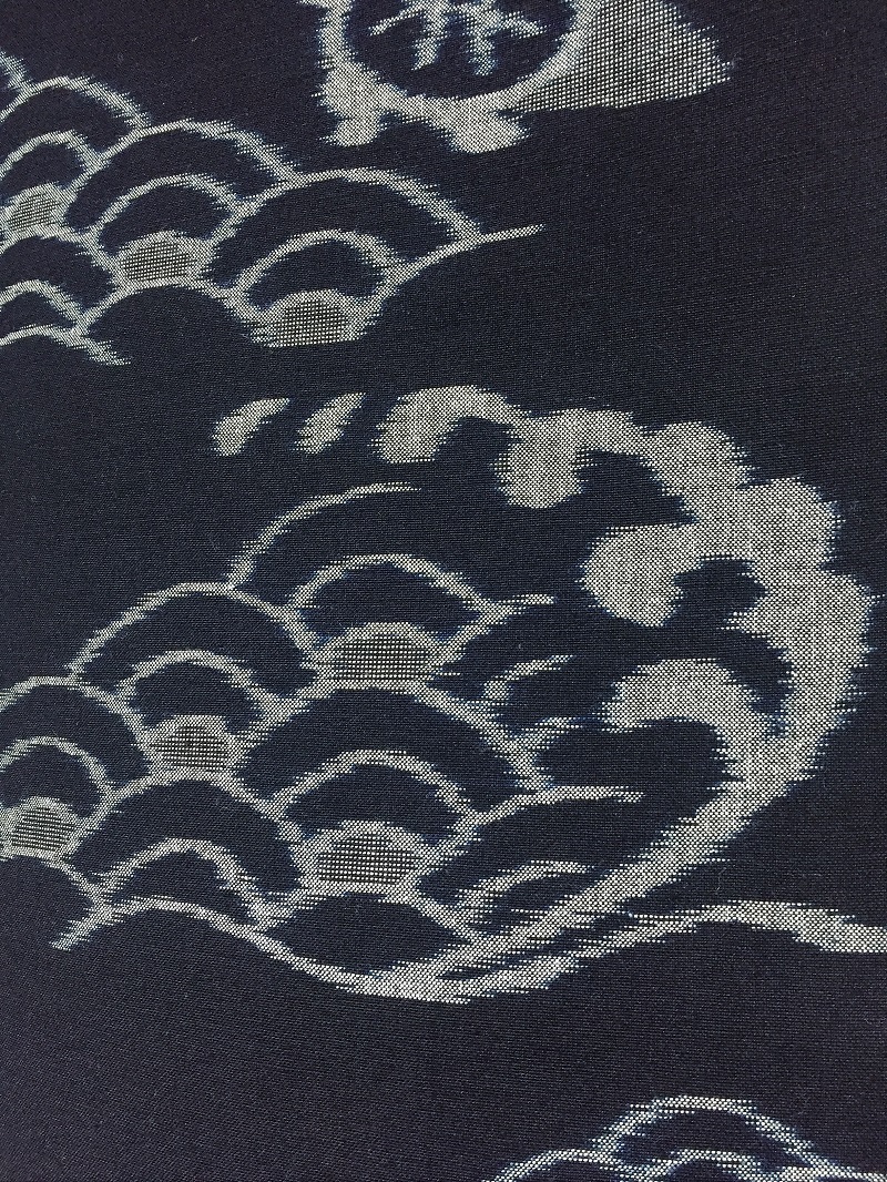 伝統の木綿織物 弓浜絣 藍染の落ち着きと手織りの温もり 亀と青海波