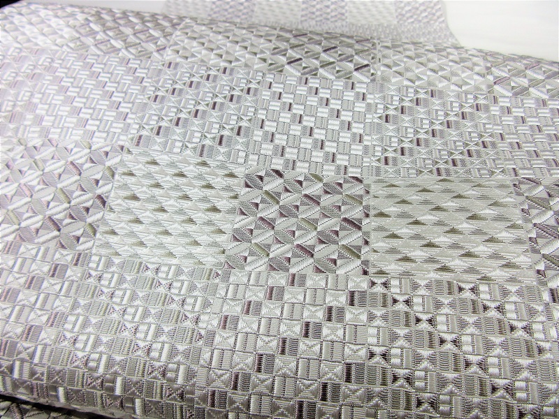 今年で777年の歴史をむかえた博多織。名門織元「大倉織物」誠之輔ブランドが織りなす極上の風合い。シルバーに輝く幾何学模様が重厚さを漂わせます。