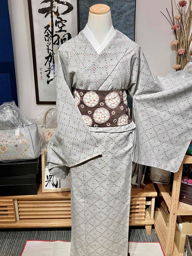美しいキモノ掲載 久米島紬 重要無形文化財指定技術 ユウナ染 手織り