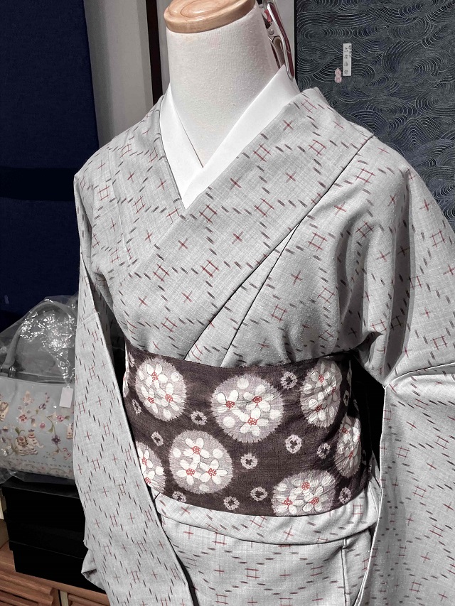 美しいキモノ掲載 久米島紬 重要無形文化財指定技術 ユウナ染 手織り