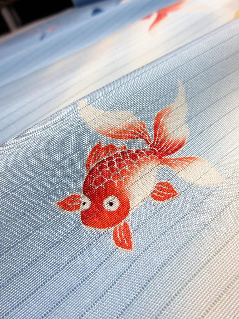 新品未仕立 夏帯 正絹紗生地 夏物 染九寸名古屋帯 金魚 グレー地 手縫い仕立込 何とも言えない愛らしさと清涼感。上質な素材に染め上げられた