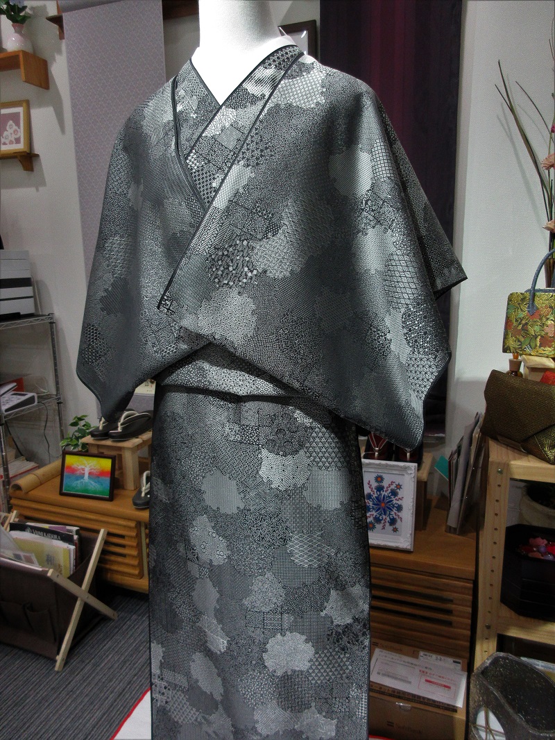 西陣御召し 江戸小紋雪輪取り 極上の着心地を感じていただける高級織物です。